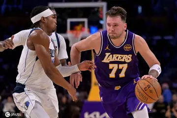 东契奇35+11老詹13+7浓眉复出12分湖人胜独行侠